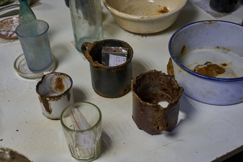 Na zdjęciu zabytkowe przedmioty odnalezione na terenie dawnego obozu pracy przy ul. Sołtysowickiej we Wrocławiu