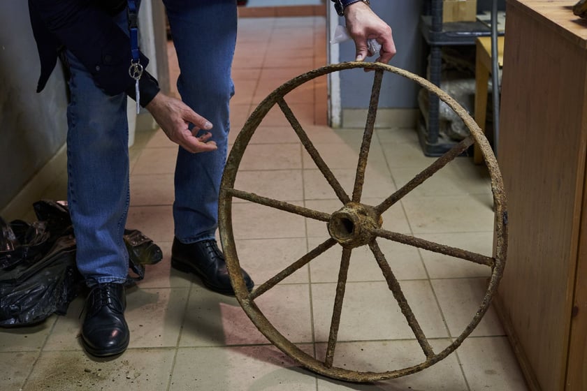 Na zdjęciu zabytkowe przedmioty odnalezione na terenie dawnego obozu pracy przy ul. Sołtysowickiej we Wrocławiu