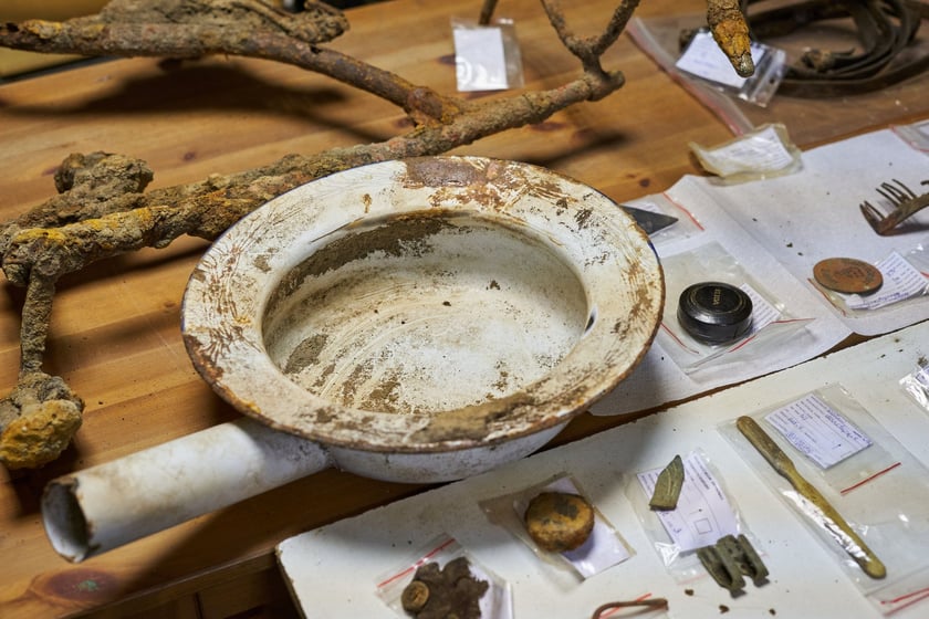 Na zdjęciu zabytkowe przedmioty odnalezione na terenie dawnego obozu