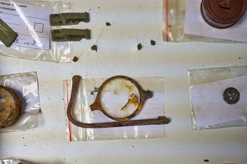 Na zdjęciu zabytkowe przedmioty odnalezione na terenie dawnego obozu pracy przy ul. Sołtysowickiej we Wrocławiu