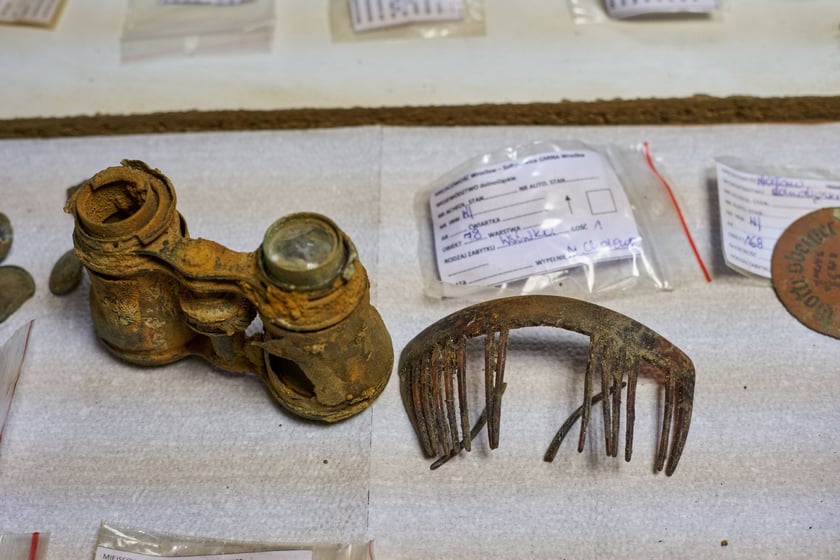 Na zdjęciu zabytkowe przedmioty odnalezione na terenie dawnego obozu pracy przy ul. Sołtysowickiej we Wrocławiu