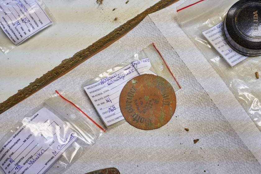 Na zdjęciu zabytkowe przedmioty odnalezione na terenie dawnego obozu pracy przy ul. Sołtysowickiej we Wrocławiu