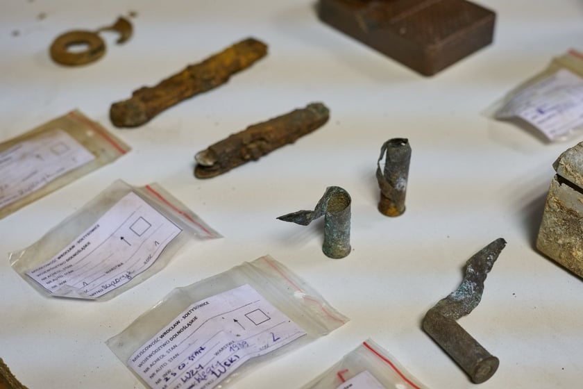Na zdjęciu zabytkowe przedmioty odnalezione na terenie dawnego obozu pracy przy ul. Sołtysowickiej we Wrocławiu