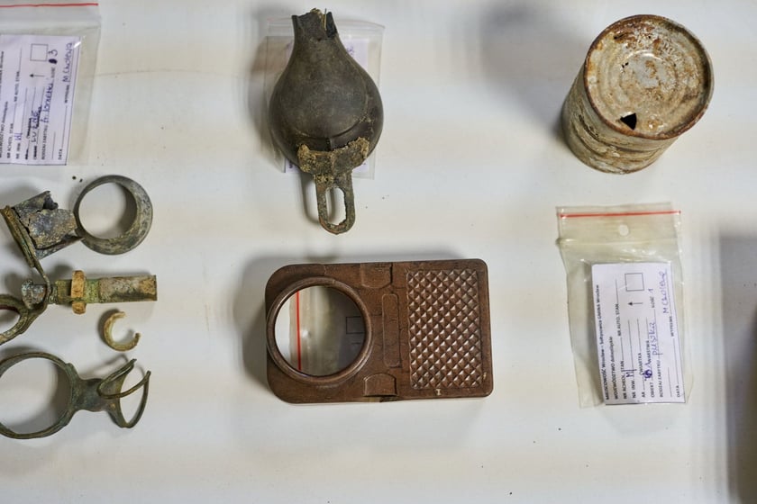 Na zdjęciu zabytkowe przedmioty odnalezione na terenie dawnego obozu pracy przy ul. Sołtysowickiej we Wrocławiu