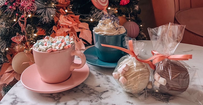 Blossome Caf&eacute;
W tej uroczej, r&oacute;żowej kawiarni w sercu wrocławskiego Rynku zam&oacute;wicie coś naprawdę wyjątkowego. Czekoladowa bomba, bo o niej mowa, to kula z czekolady, w środku kt&oacute;rej&nbsp;znajdują się pianki i kakao. Wystarczy zalać ją ciepłym mlekiem - zobaczcie tutaj.&nbsp;To prawdziwy hit!
W zimowej ofercie kawiarni są także: gorąca czekolada z piankami oraz lawendowa gorąca czekolada z bitą śmietaną.

Adres: Rynek 2/1a
Godziny otwarcia: codziennie w godz. 09:30-20:00
