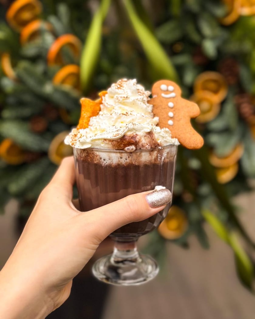 Folgujemy
Kawiarnia i bistro Folgujemy oraz jej drugi lokal Folgujemy Mini (przy ul. Widnej 17) ma w ofercie kilka wersji smakowych. Do wyboru jest gorąca czekolada:

klasyczna: z bitą śmietaną i minipiankami,
wiśniowa: duszone wiśnie i bita śmietana,
malibu: likier kokosowy, bita śmietana, chipsy z kokosa,
pistacjowa: krem pistacjowy, bita śmietana, kruszone pistacje.

Może być r&oacute;wnież przygotowana z napojem roślinnym i wegańską bitą śmietaną.

Adres: Kniaziewicza 16
Godziny otwarcia: poniedziałek-sobota w godz. 09:00-20:00; niedziela w godz. 09:00-19:00
