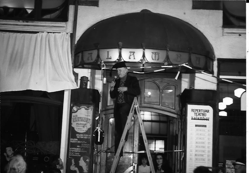 Kawiarnia Kalambur. Bogusław Litwiniec wygłasza litwińcowe expose