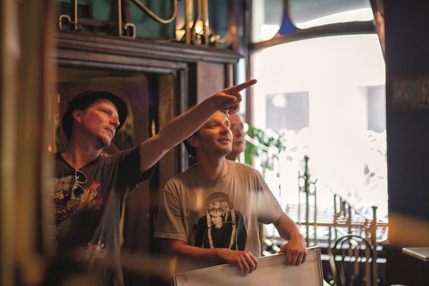 Kawiarnia Kalambur. Wystawa Truss, przygotowanie