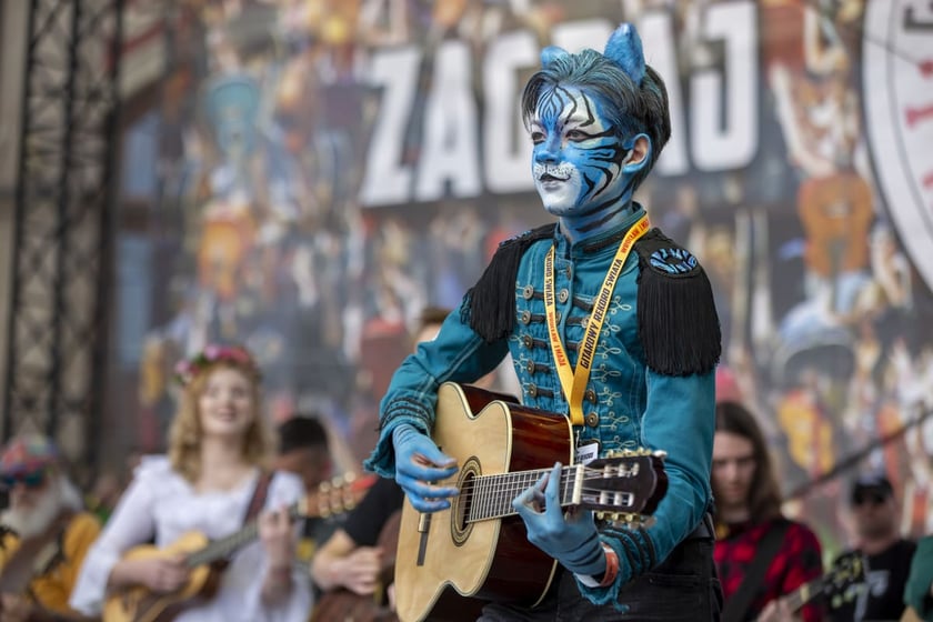 Gitarowy rekord świata pobity. 1 maja 2022 r. na wrocławskim rynku do bicia rekordu stanęło aż 7676 gitarzystów.