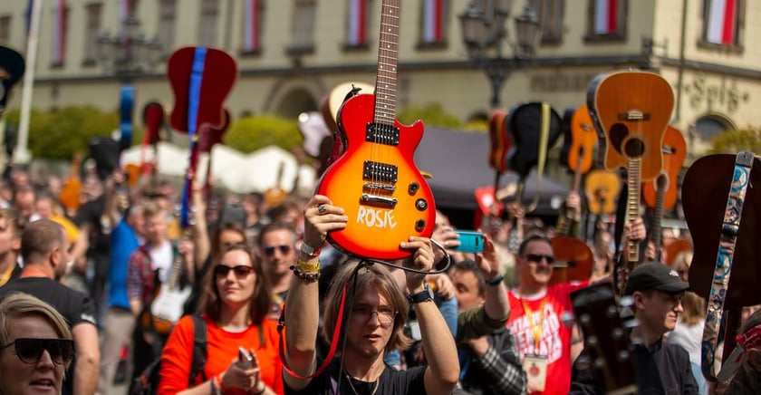 Gitarowy rekord świata pobity. 1 maja 2022 r. na wrocławskim rynku do bicia rekordu stanęło aż 7676 gitarzystów.