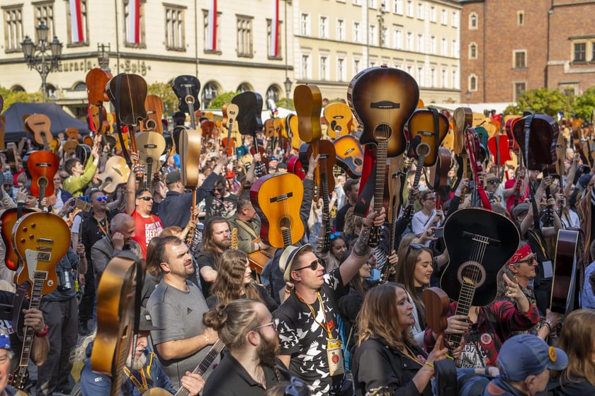 Gitarowy rekord świata pobity. 1 maja 2022 r. na wrocławskim rynku do bicia rekordu stanęło aż 7676 gitarzystów.