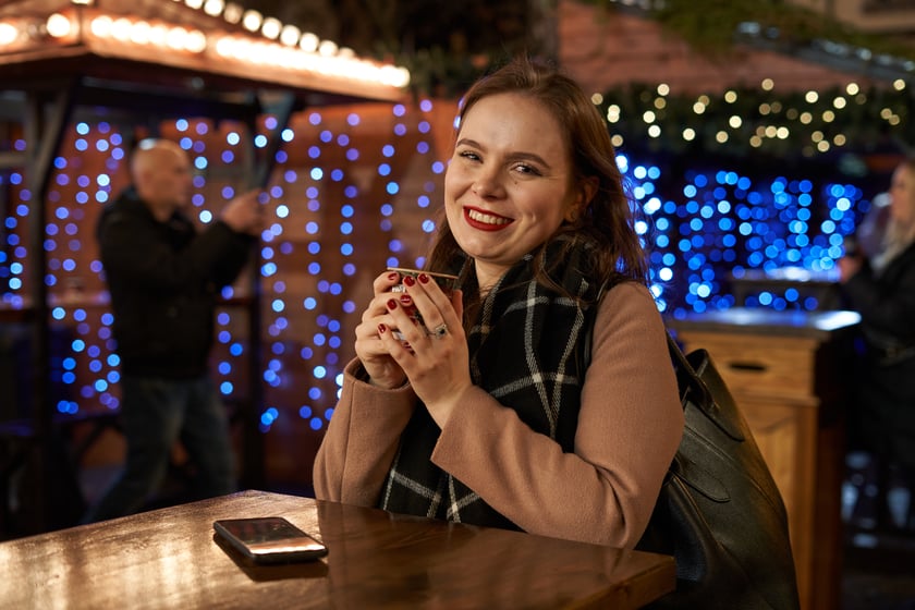 Sylwester 2022 na wrocławskim Rynku. Na zdjęciu widać ludzi, którzy w ostatnią noc 2022 roku bawili się na Jarmarku Bożonarodzeniowym we Wrocławiu