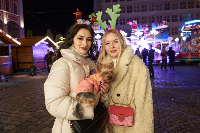 Sylwester 2022 na wrocławskim Rynku. Na zdjęciu widać ludzi, którzy w ostatnią noc 2022 roku bawili się na Jarmarku Bożonarodzeniowym we Wrocławiu