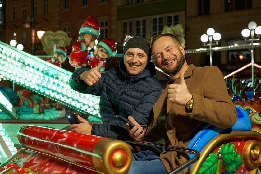 Sylwester 2022 na wrocławskim Rynku. Na zdjęciu widać ludzi, którzy w ostatnią noc 2022 roku bawili się na Jarmarku Bożonarodzeniowym we Wrocławiu