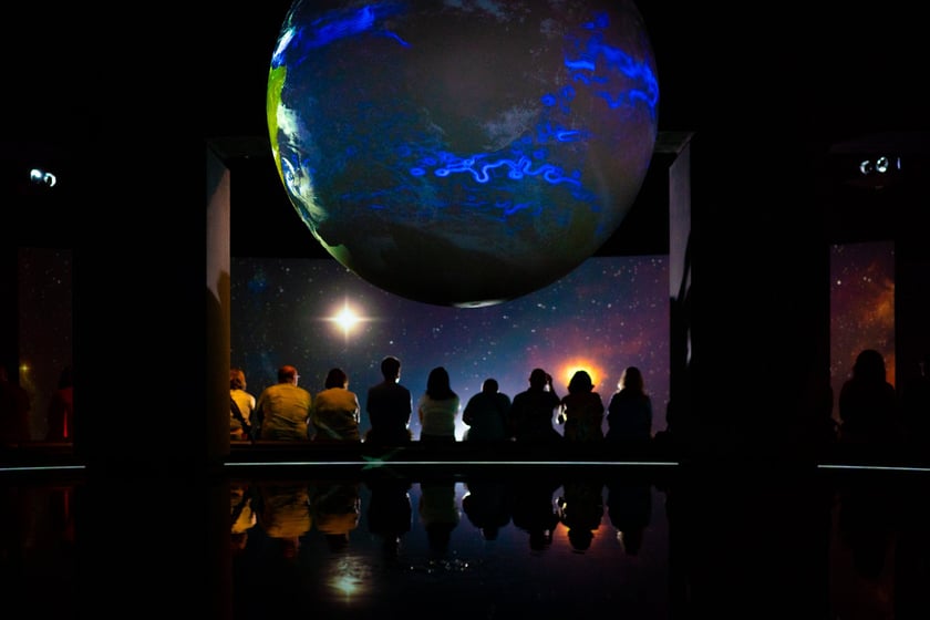 Hydropolis, czyli centrum wiedzy o wodzie. W tym miejscu historia łączy się z nowoczesnością. 6 stycznia czynne będzie od godz. 10.00 do 20.00, a więc zgodnie z sobotnio-niedzielnym harmonogramem. Bilet ulgowy kosztuje 23 zł, a normalny 32 zł. Można je kupić również online. Adres: Na Grobli 17.