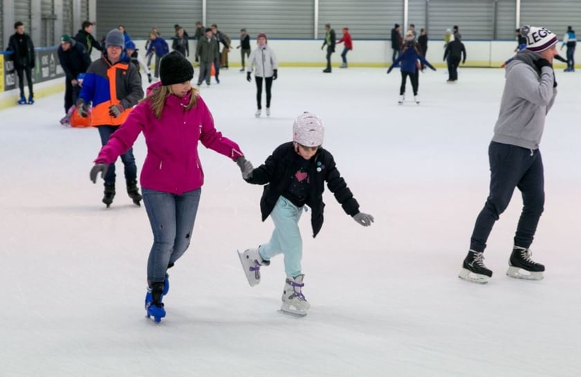 W piątek, 6 stycznia, można wybrać się również na łyżwy! Tego dnia na Lodowisku Spiska (ul. Spiska 1) można pojeździć w godz. 8.00-12.00, 13.00-16.00, 17.00-19.00 i 20.00-22.00. Przerwa na czyszczenie lodu: 12.00-13.00, 16.00-17.00, 19.00-20.00. Lodowisko Orbita (ul.  Wejherowska 34) czynne od: 8.00-16.00 i 17.00-22.00. Przerwa na czyszczenie lodu: 16.00-17.00. Ceny biletów w weekendy i święta: bilet normalny ? 28 zł/h, a ulgowy ? 23 zł/h.