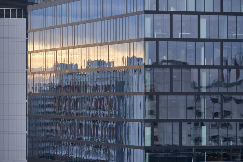 Wrocław widziany z biurowca Centrum Południe oraz widoki z ziemi na budynku przy Powstańców Śląskich