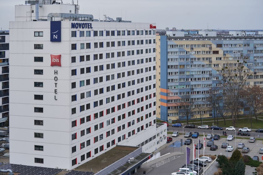 Wrocław widziany z biurowca Centrum Południe oraz widoki z ziemi na budynku przy Powstańców Śląskich