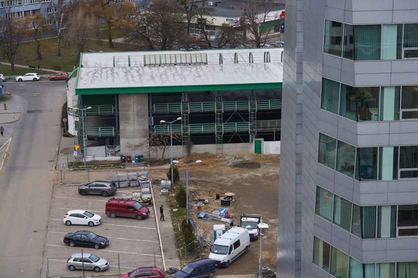 Wrocław widziany z biurowca Centrum Południe oraz widoki z ziemi na budynku przy Powstańców Śląskich