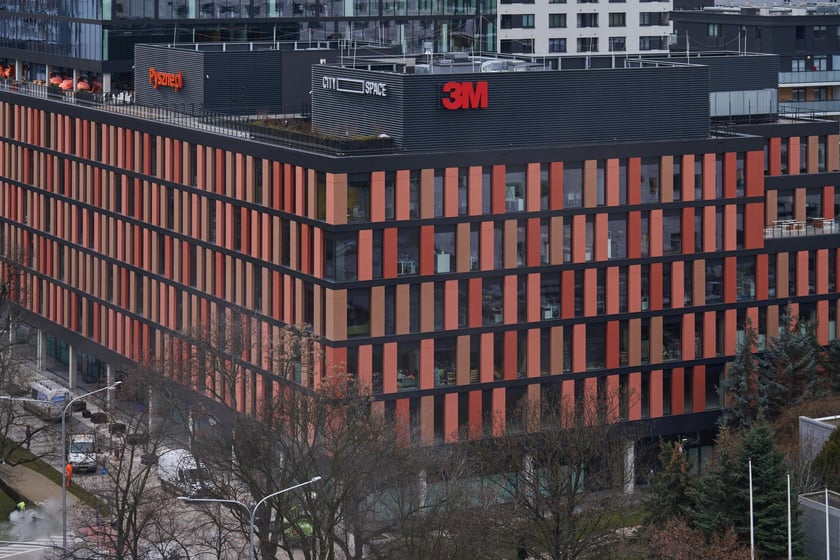 Wrocław widziany z biurowca Centrum Południe oraz widoki z ziemi na budynku przy Powstańców Śląskich