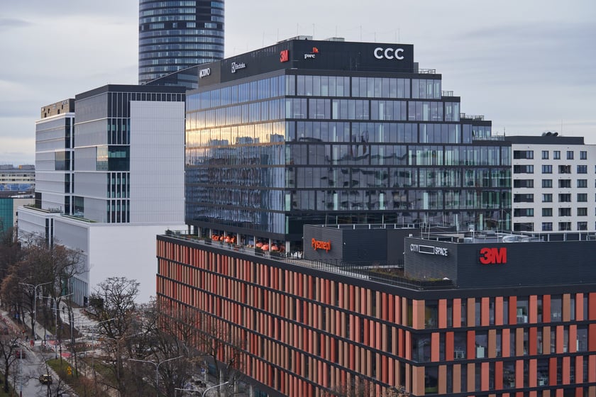 Wrocław widziany z biurowca Centrum Południe oraz widoki z ziemi na budynku przy Powstańców Śląskich