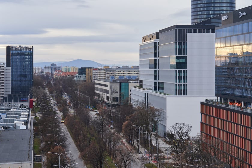 Wrocław widziany z biurowca Centrum Południe oraz widoki z ziemi na budynku przy Powstańców Śląskich