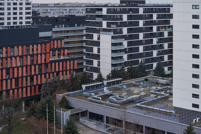 Wrocław widziany z biurowca Centrum Południe oraz widoki z ziemi na budynku przy Powstańców Śląskich
