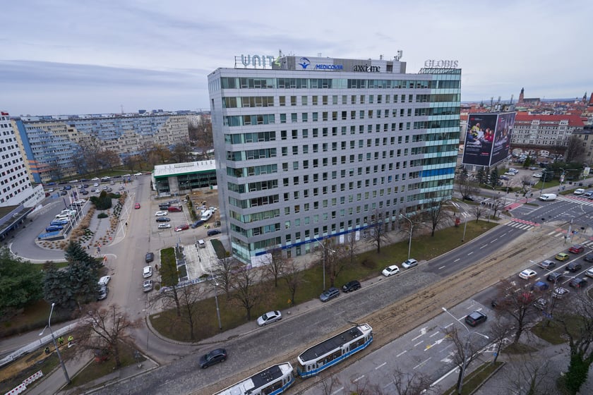 Wrocław widziany z biurowca Centrum Południe oraz widoki z ziemi na budynku przy Powstańców Śląskich