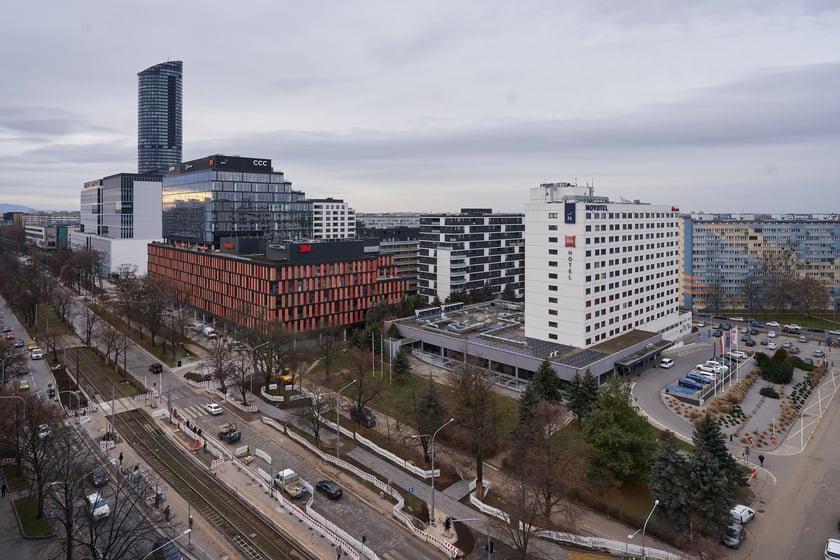 Wrocław widziany z biurowca Centrum Południe oraz widoki z ziemi na budynku przy Powstańców Śląskich