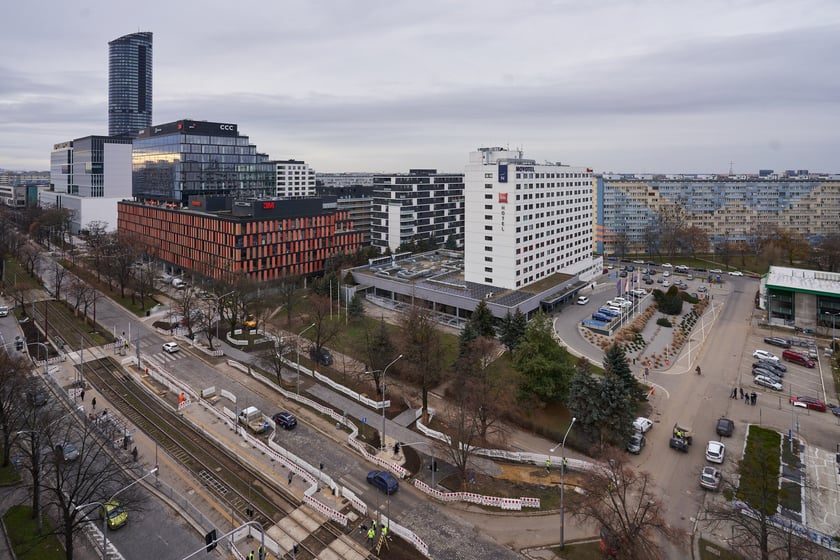 Wrocław widziany z biurowca Centrum Południe oraz widoki z ziemi na budynku przy Powstańców Śląskich
