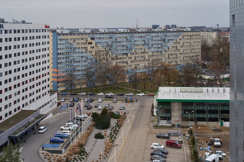 Wrocław widziany z biurowca Centrum Południe oraz widoki z ziemi na budynku przy Powstańców Śląskich