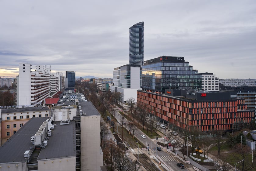 Wrocław widziany z biurowca Centrum Południe oraz widoki z ziemi na budynku przy Powstańców Śląskich