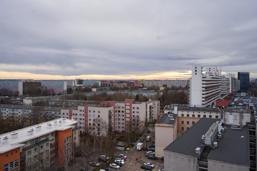 Wrocław widziany z biurowca Centrum Południe oraz widoki z ziemi na budynku przy Powstańców Śląskich