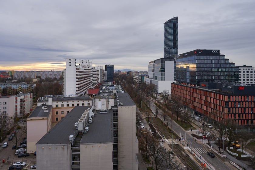 Wrocław widziany z biurowca Centrum Południe oraz widoki z ziemi na budynku przy Powstańców Śląskich