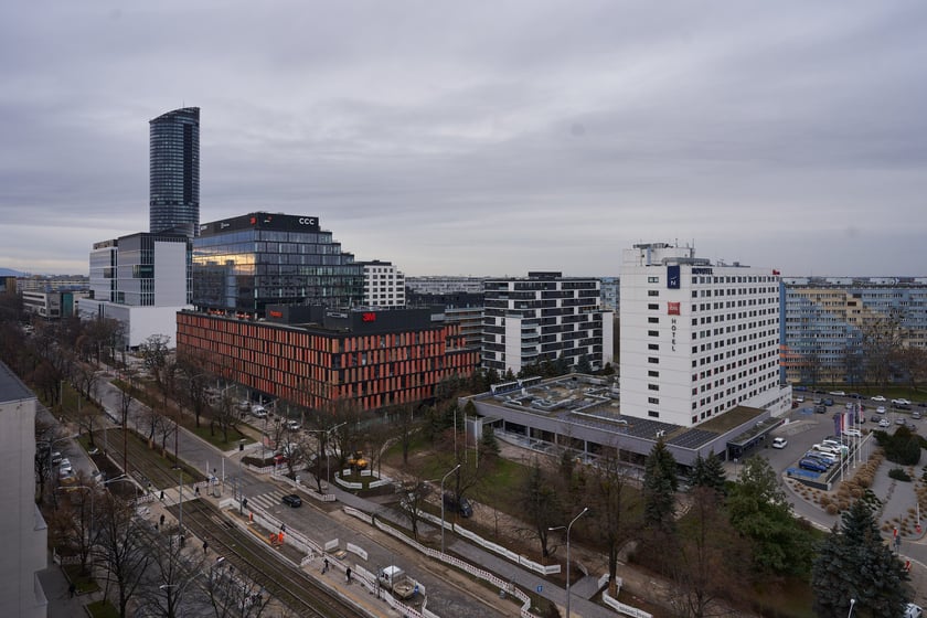 Wrocław widziany z biurowca Centrum Południe oraz widoki z ziemi na budynku przy Powstańców Śląskich