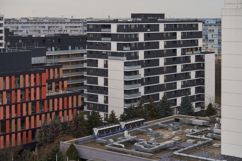 Wrocław widziany z biurowca Centrum Południe oraz widoki z ziemi na budynku przy Powstańców Śląskich