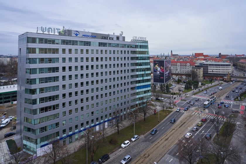 Wrocław widziany z biurowca Centrum Południe oraz widoki z ziemi na budynku przy Powstańców Śląskich