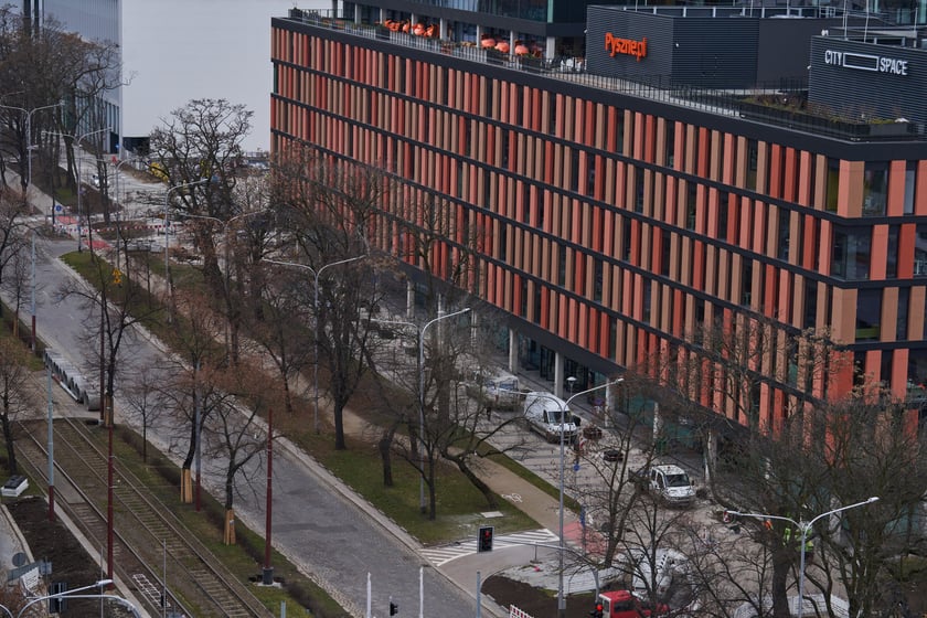 Wrocław widziany z biurowca Centrum Południe oraz widoki z ziemi na budynku przy Powstańców Śląskich