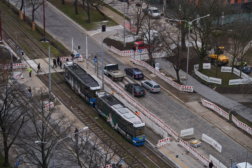 Wrocław widziany z biurowca Centrum Południe oraz widoki z ziemi na budynku przy Powstańców Śląskich