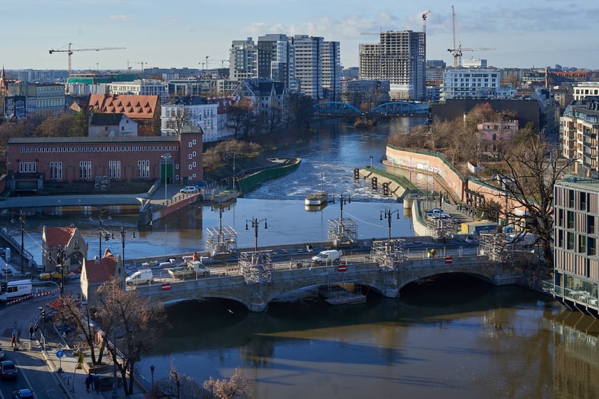 Widok na Wrocław z Wieży Matematycznej na mosty Pomorskie