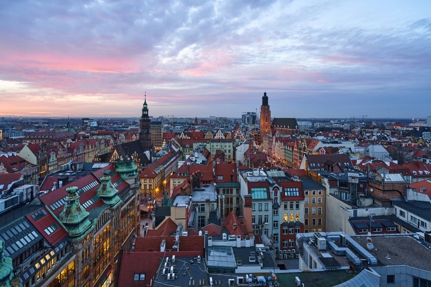 Panorama Wrocławia o zachodzie słońca z mostku Pokutnic