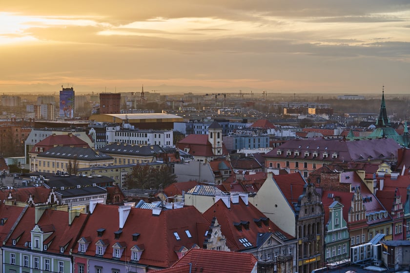 Panorama Wrocławia o zachodzie słońca z mostku Pokutnic