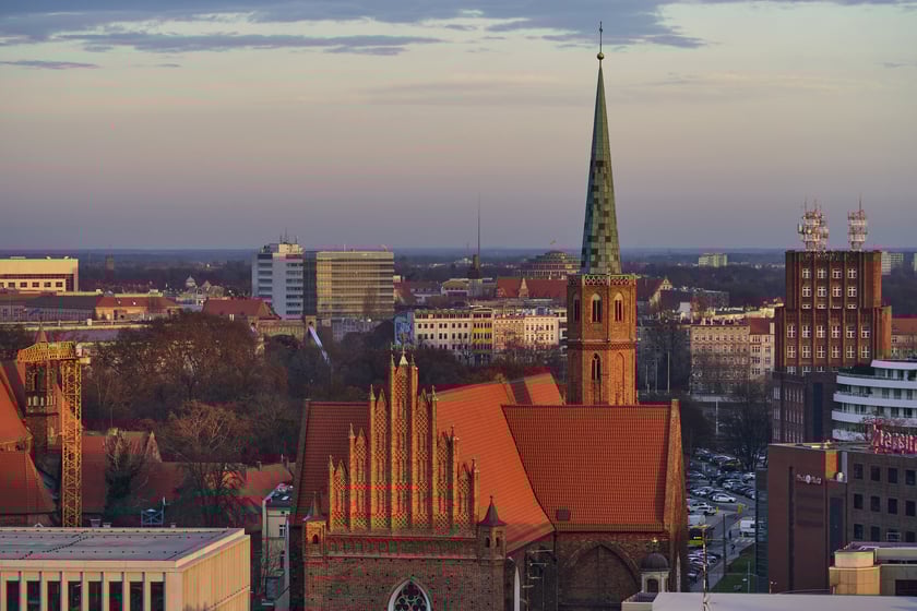 Panorama Wrocławia o zachodzie słońca z mostku Pokutnic