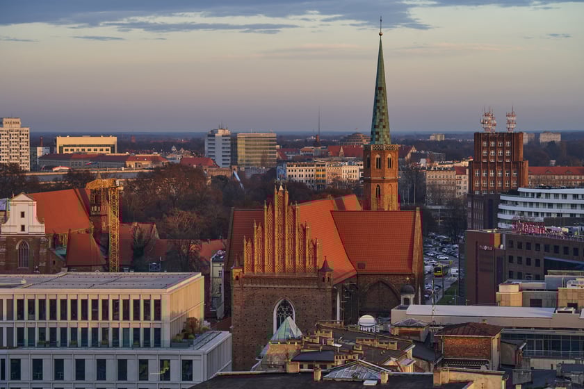 Panorama Wrocławia o zachodzie słońca z mostku Pokutnic