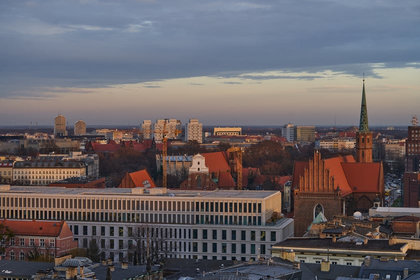 Panorama Wrocławia o zachodzie słońca z mostku Pokutnic