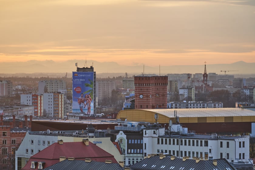 Panorama Wrocławia o zachodzie słońca z mostku Pokutnic