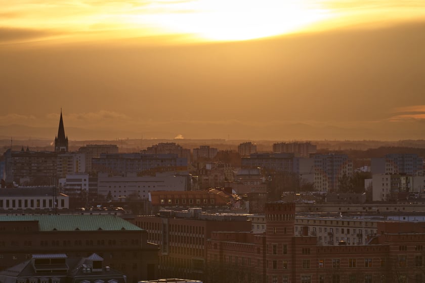 Panorama Wrocławia o zachodzie słońca z mostku Pokutnic