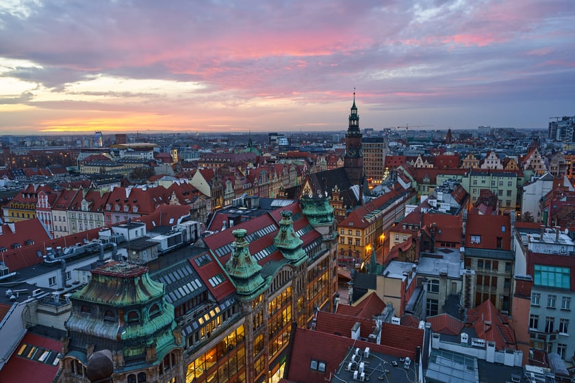 Panorama Wrocławia o zachodzie słońca z mostku Pokutnic