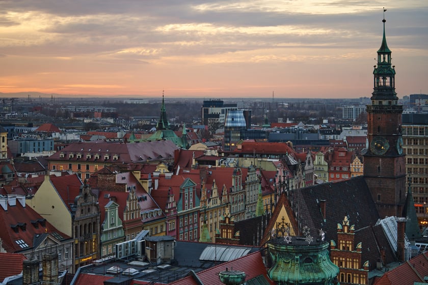 Panorama Wrocławia o zachodzie słońca z mostku Pokutnic