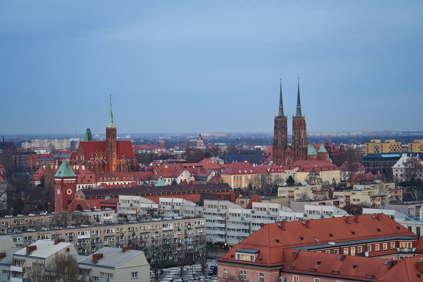 Panorama Wrocławia o zachodzie słońca z mostku Pokutnic